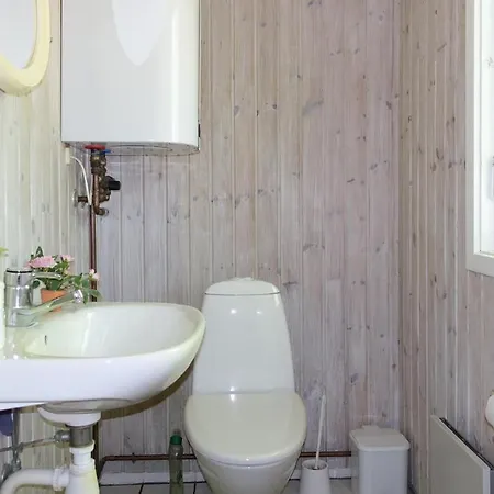 Pet Friendly In With Kitchen *